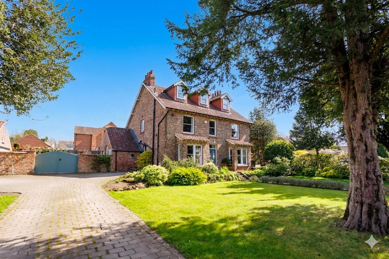 Detached House for sale in York, Thirsk Road, Easingwold, 3385 m²