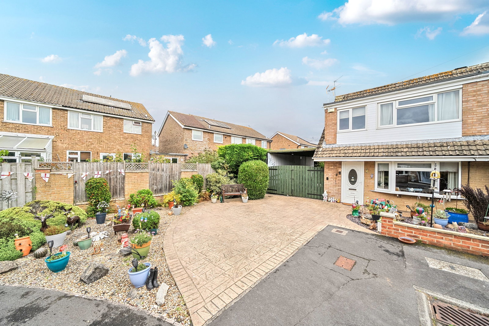 Semi Detached House for sale in York, Lancar Close, Wigginton, York, YO32 2SU, 813 m²