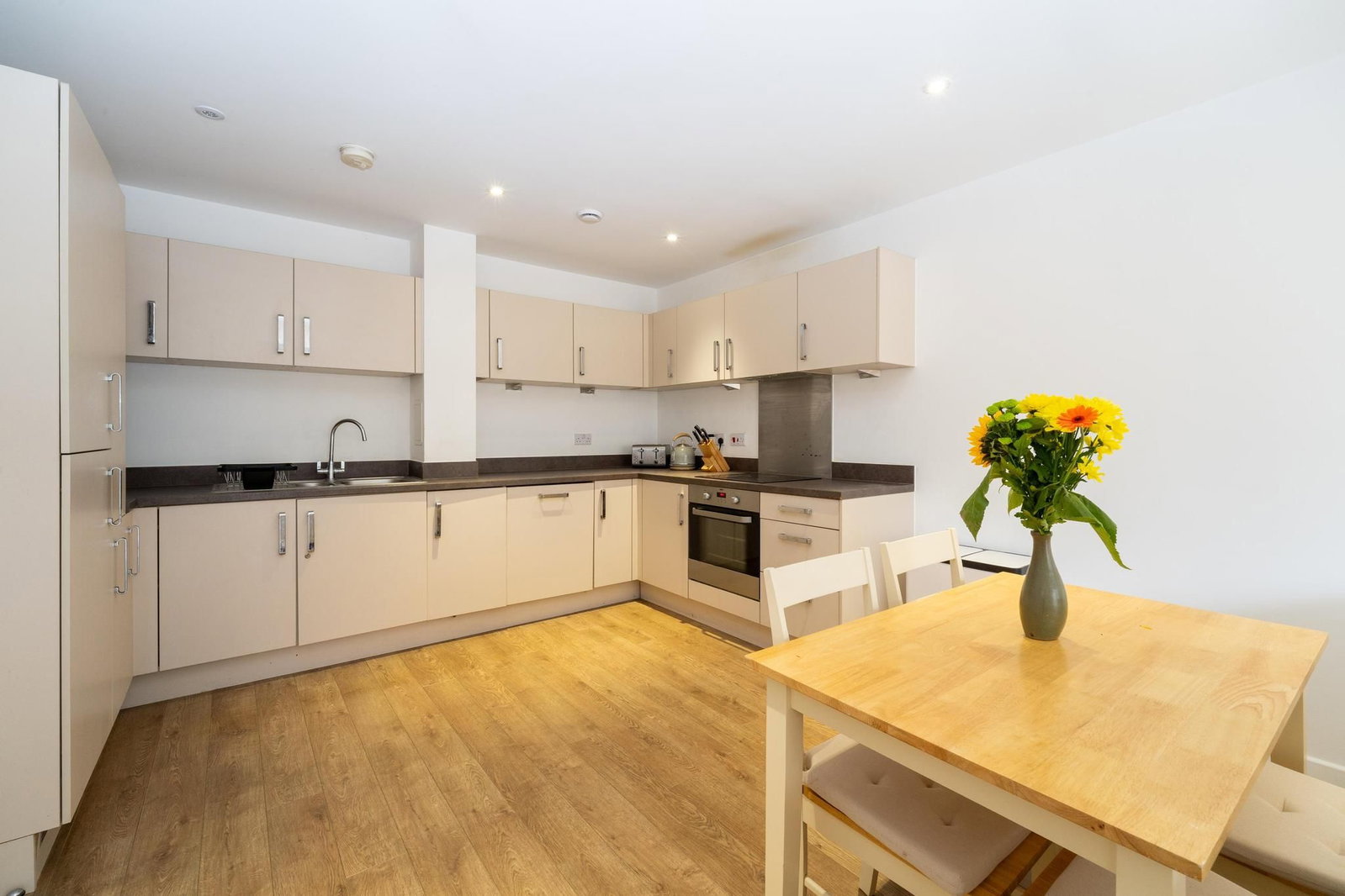 Flat for sale in London, Epstein Square, London, E14 6FX