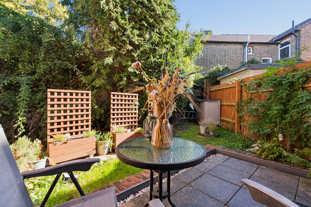Ground Floor Flat for sale in Bushey, The Vale, Vale Road, Bushey, WD23 2FT, 649 m²