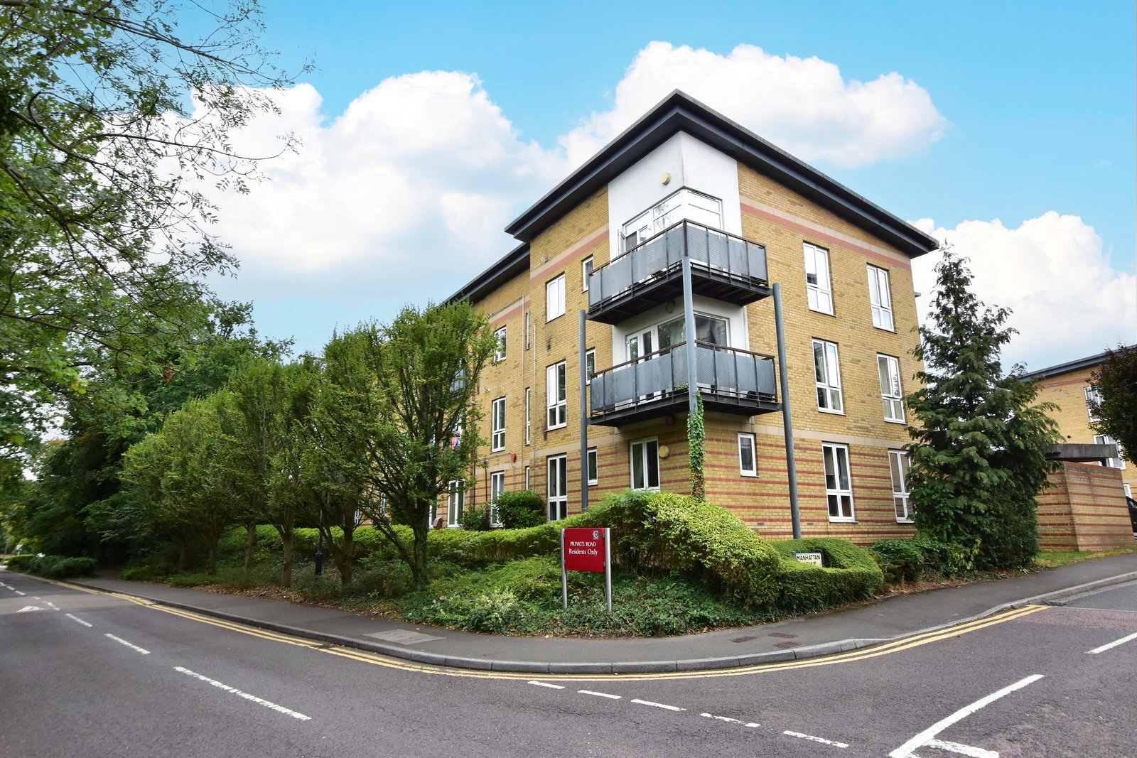 Flat for sale in Watford, Chiltern Close, Watford, WD18 7AE, 489 m²