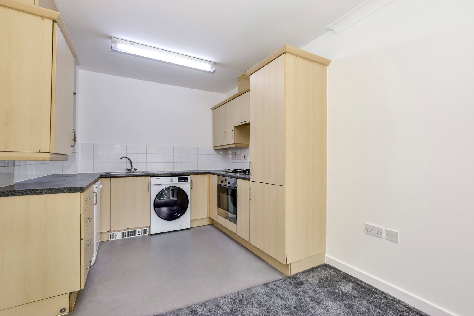 Flat for sale in Watford, Chiltern Close, Watford, WD18 7AE, 489 m²