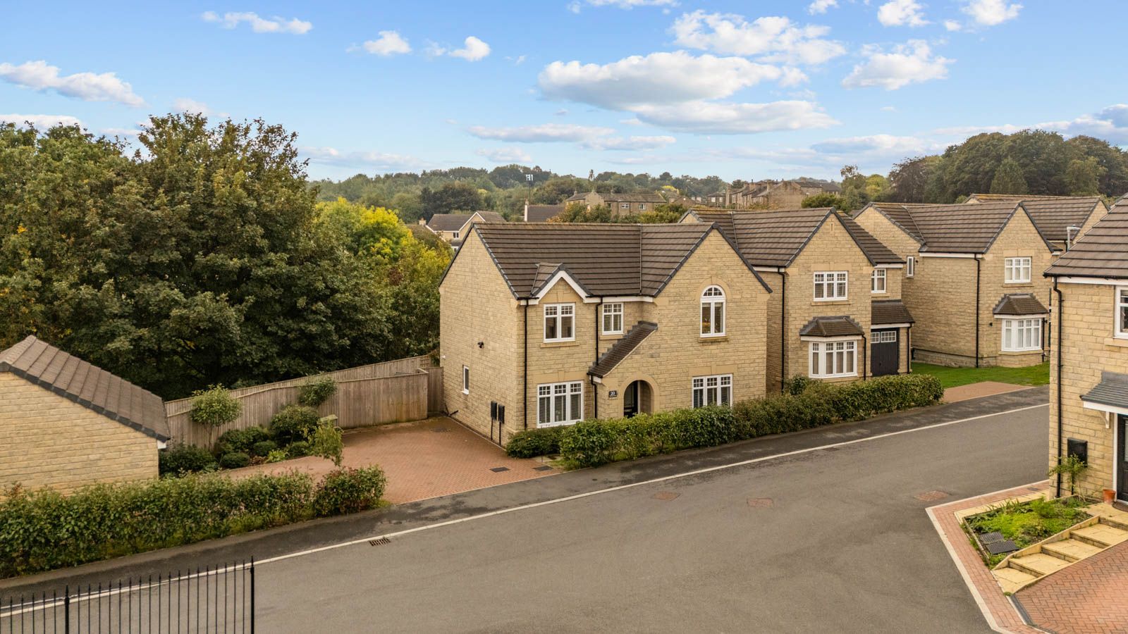 Detached House for sale in Huddersfield, 20 Forest Court, Huddersfield, HD2 2FY