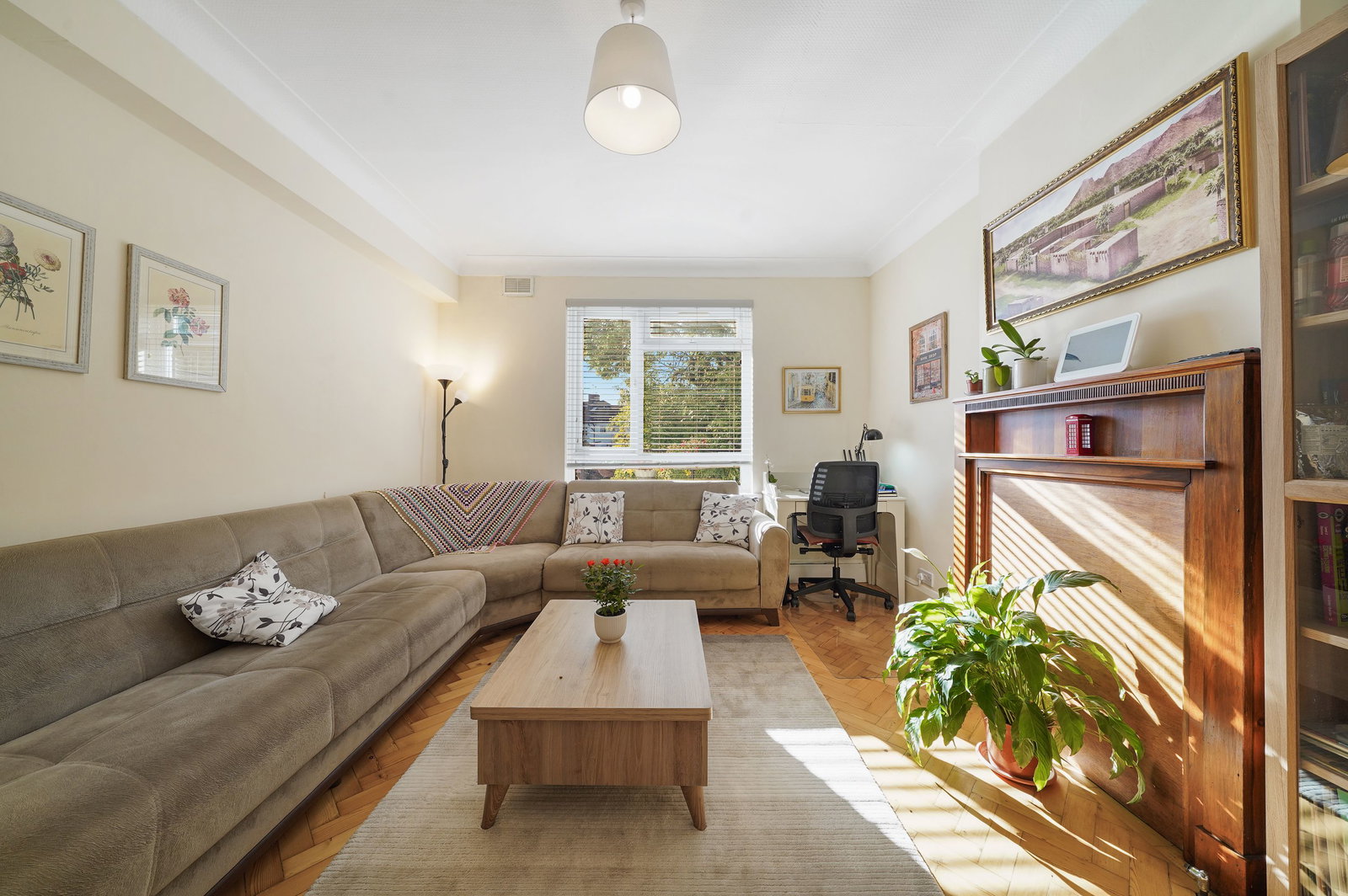 Flat for sale in London, Green Lanes, London, N21, 911 m²