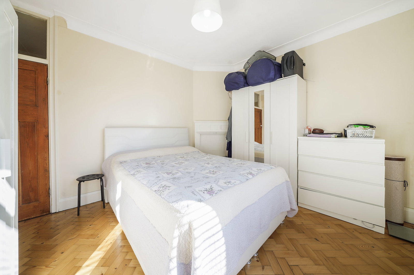 Flat for sale in London, Green Lanes, London, N21, 911 m²