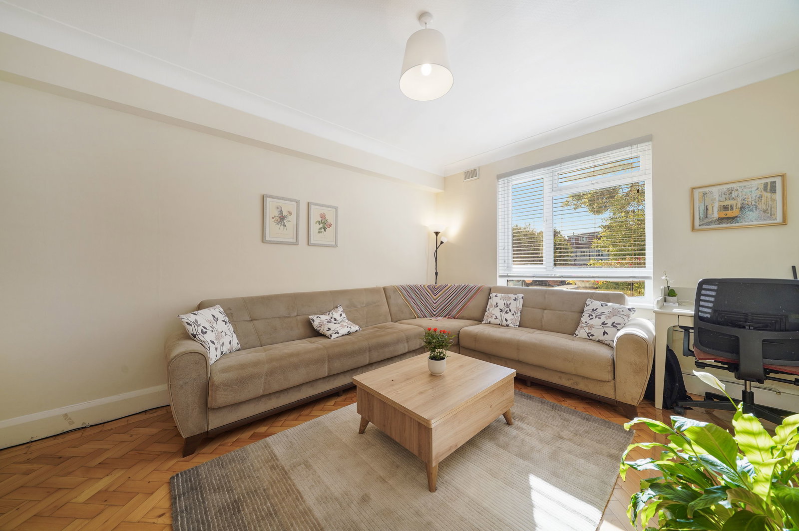 Flat for sale in London, Green Lanes, London, N21, 911 m²