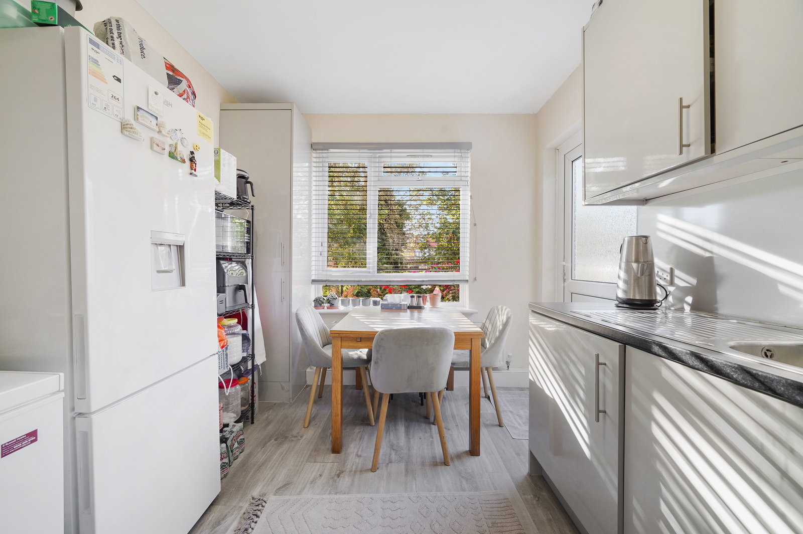 Flat for sale in London, Green Lanes, London, N21, 911 m²
