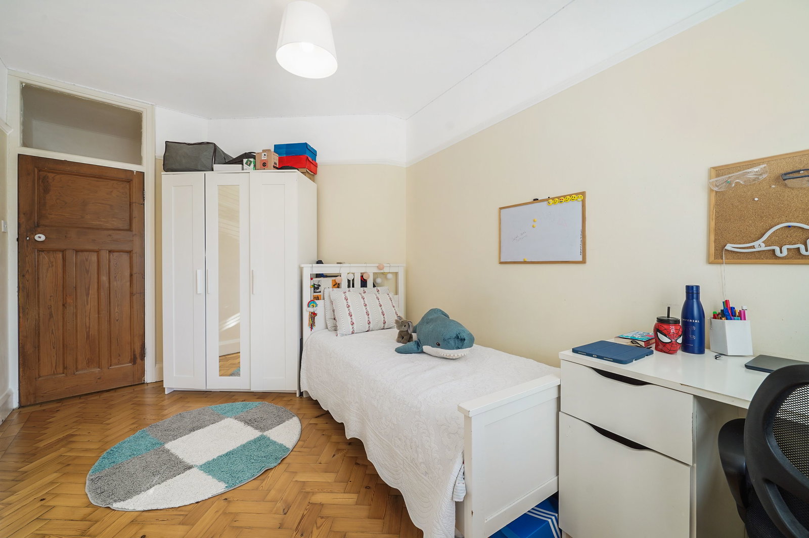 Flat for sale in London, Green Lanes, London, N21, 911 m²