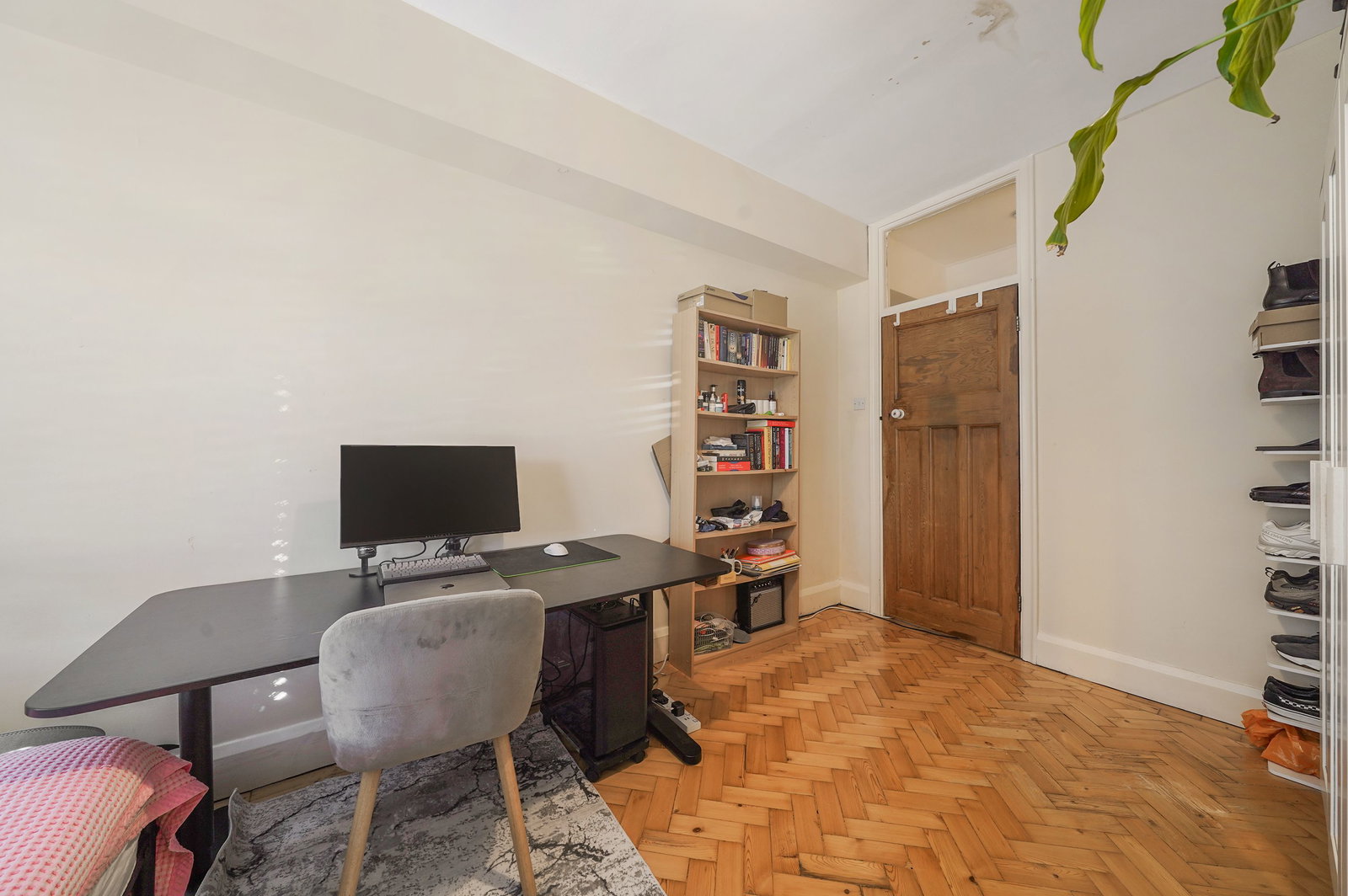 Flat for sale in London, Green Lanes, London, N21, 911 m²