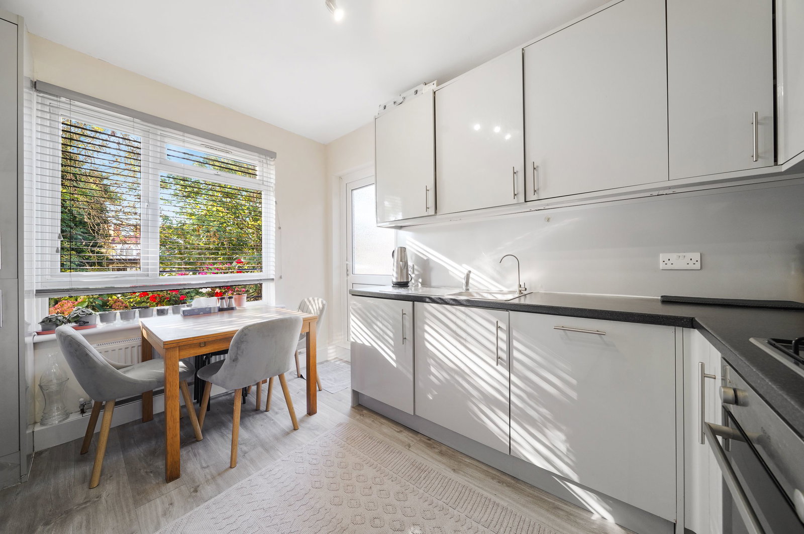 Flat for sale in London, Green Lanes, London, N21, 911 m²