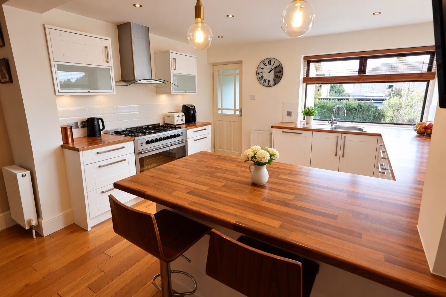 Semi Detached House for sale in Orpington, Hood Avenue, Orpington, BR5 2EE, 1194 m²