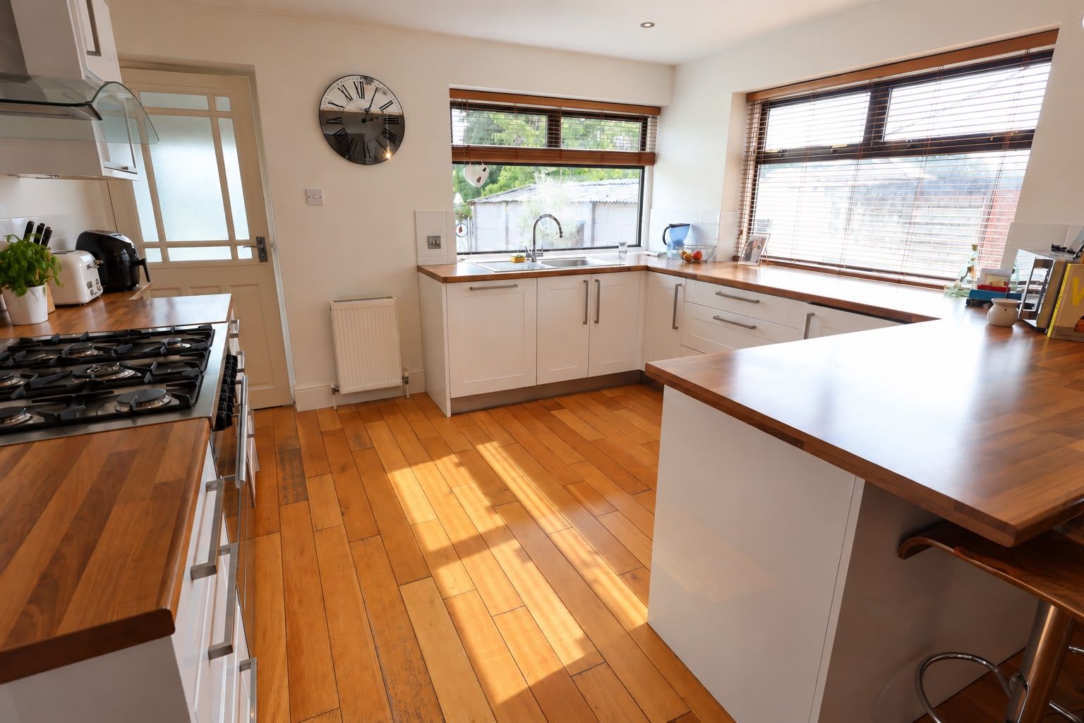 Semi Detached House for sale in Orpington, Hood Avenue, Orpington, BR5 2EE, 1194 m²