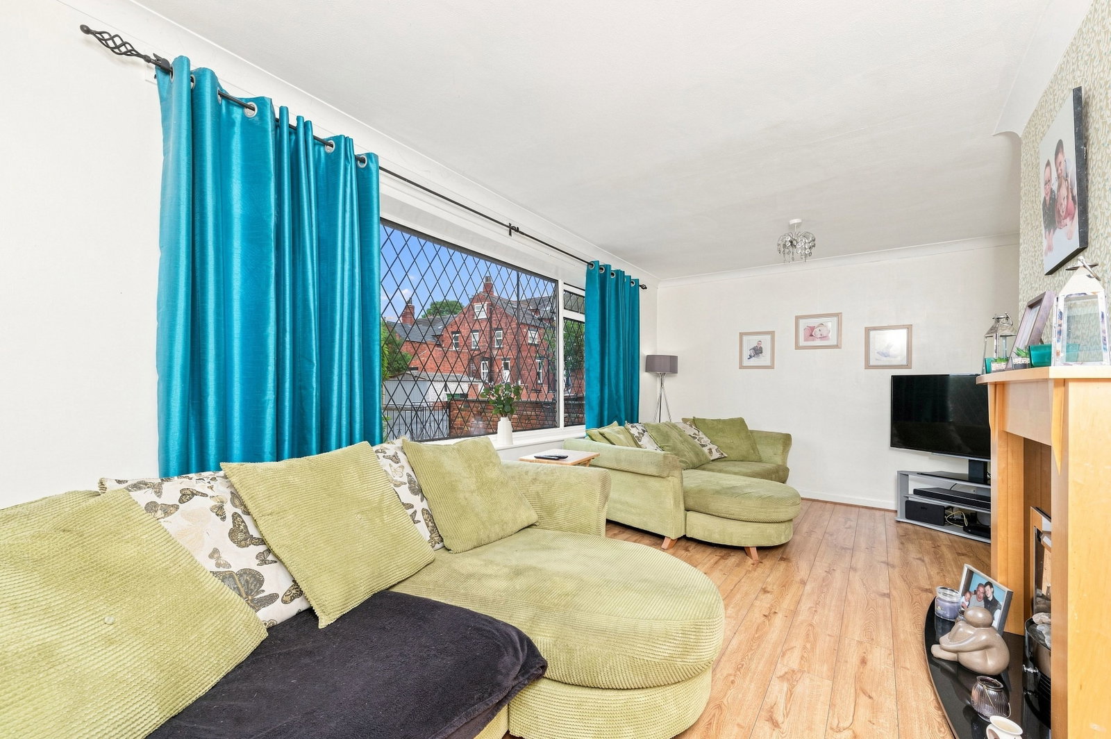 Semi Detached House for sale in Leeds, Hollyshaw Grove, Leeds, LS15 7BE, 1184 m²