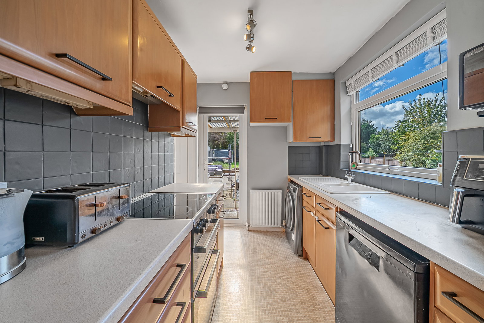 Semi Detached House for sale in Hemel Hempstead, St. Albans Road, Hemel Hempstead, HP2, 954 m²
