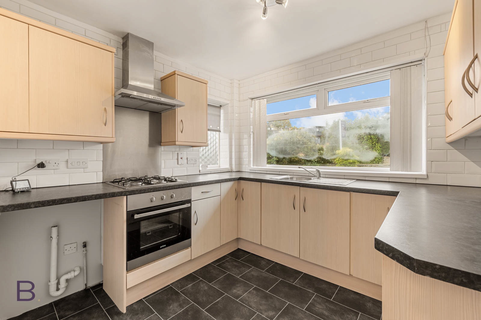 Semi Detached Bungalow for sale in Bradford, Penfield Grove, Clayton, Bradford, BD14 6LJ, 570 m²
