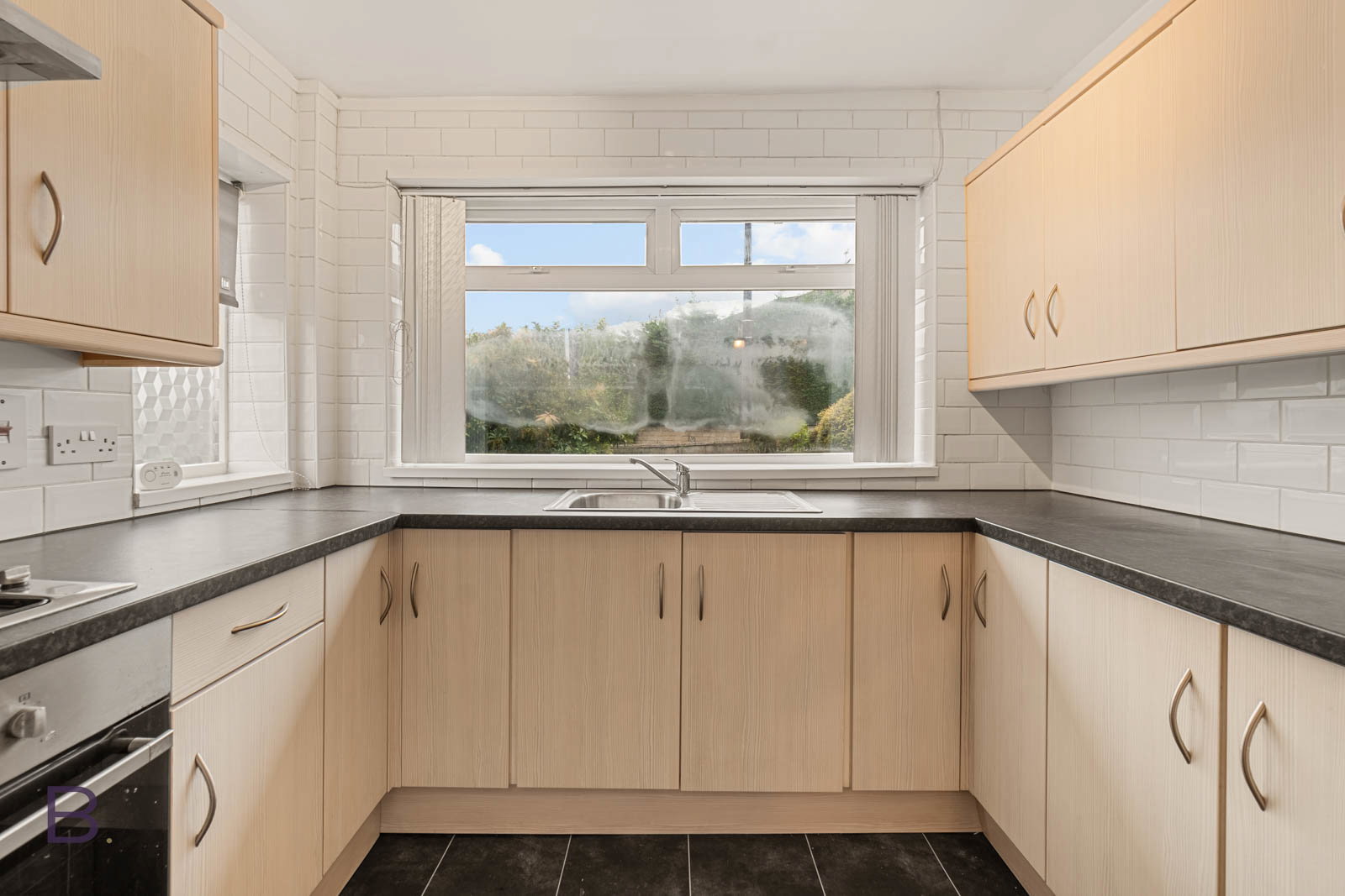 Semi Detached Bungalow for sale in Bradford, Penfield Grove, Clayton, Bradford, BD14 6LJ, 570 m²
