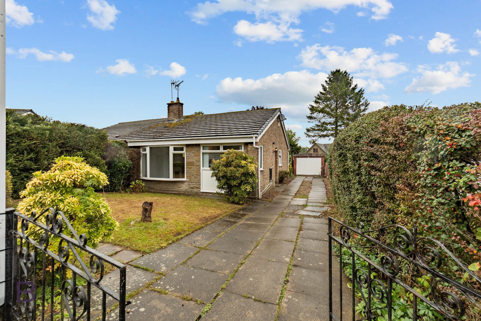 Semi Detached Bungalow for sale in Bradford, Penfield Grove, Clayton, Bradford, BD14 6LJ, 570 m²