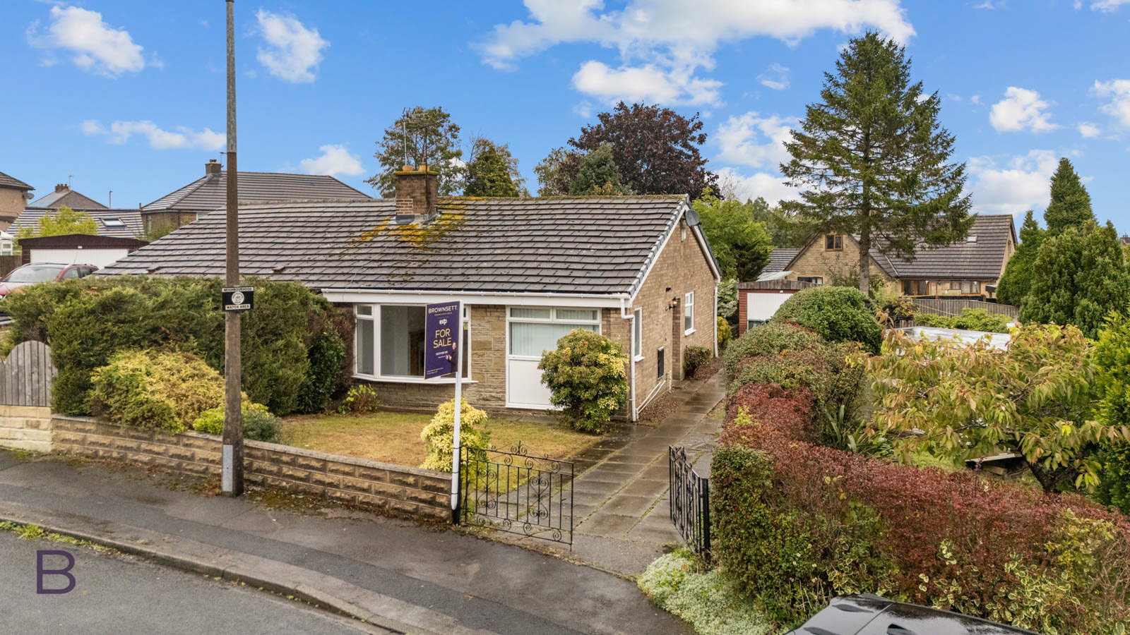 Semi Detached Bungalow for sale in Bradford, Penfield Grove, Clayton, Bradford, BD14 6LJ, 570 m²