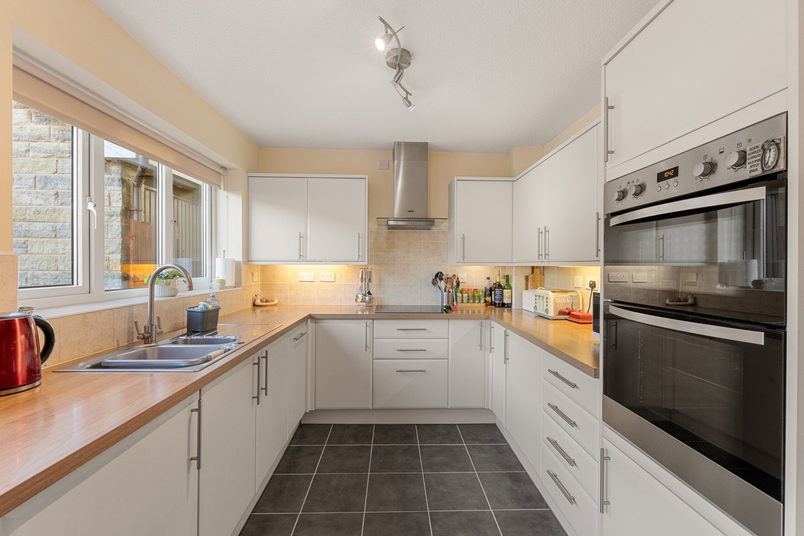 Detached House for sale in Bradford, Oakhall Park, Thornton, Bradford, BD13 3QW, 1389 m²