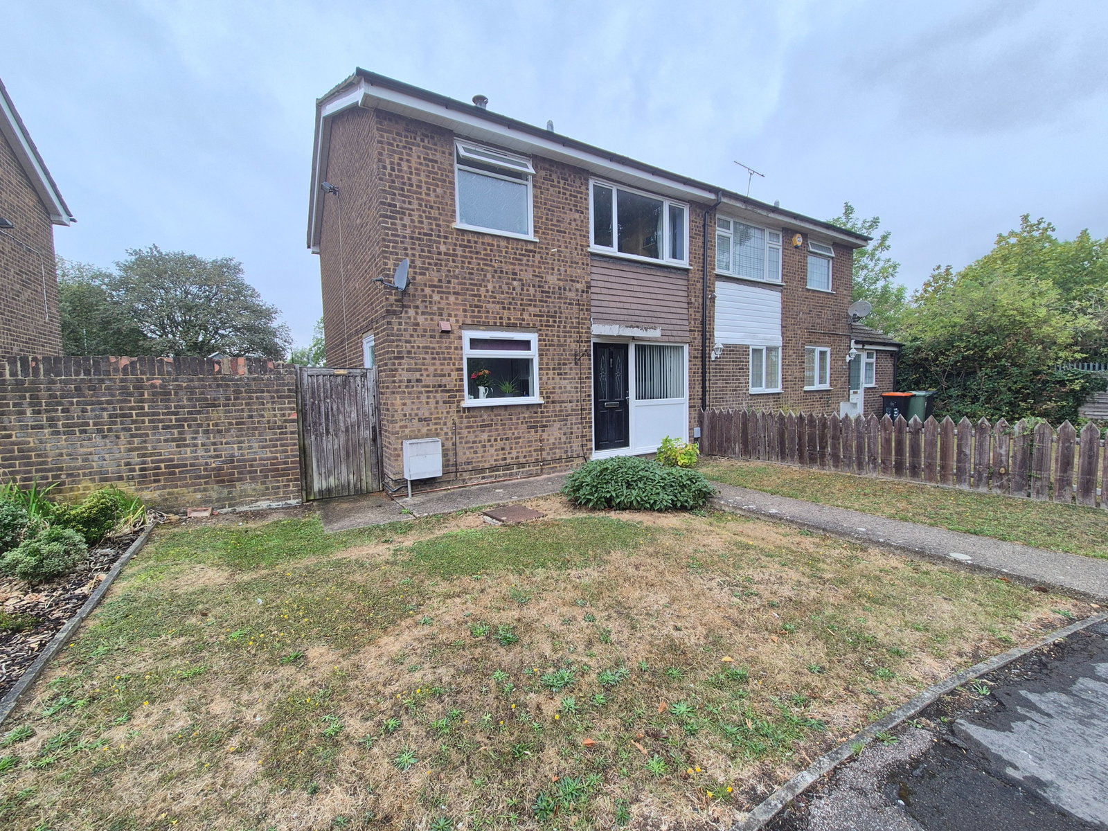 Semi Detached House for sale in Dunstable, Linmere Walk, Houghton Regis, Dunstable, LU5 5PS
