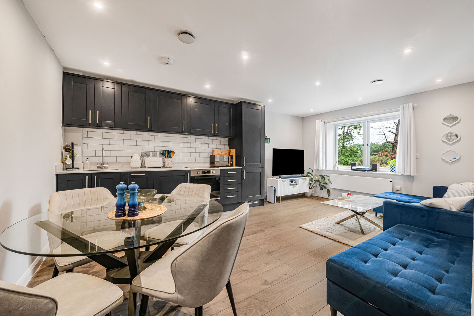 Flat for sale in Warlingham, Westhall Road, Warlingham, CR6 9HL, 754 m²
