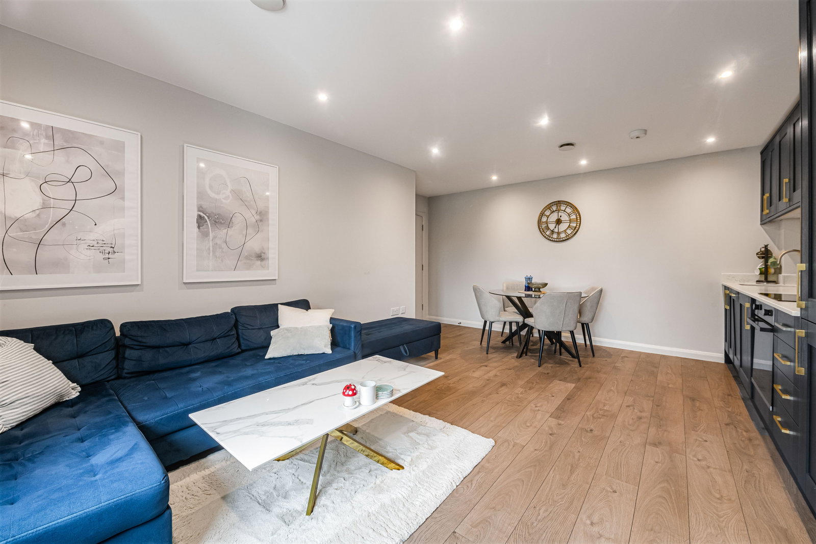 Flat for sale in Warlingham, Westhall Road, Warlingham, CR6 9HL, 754 m²