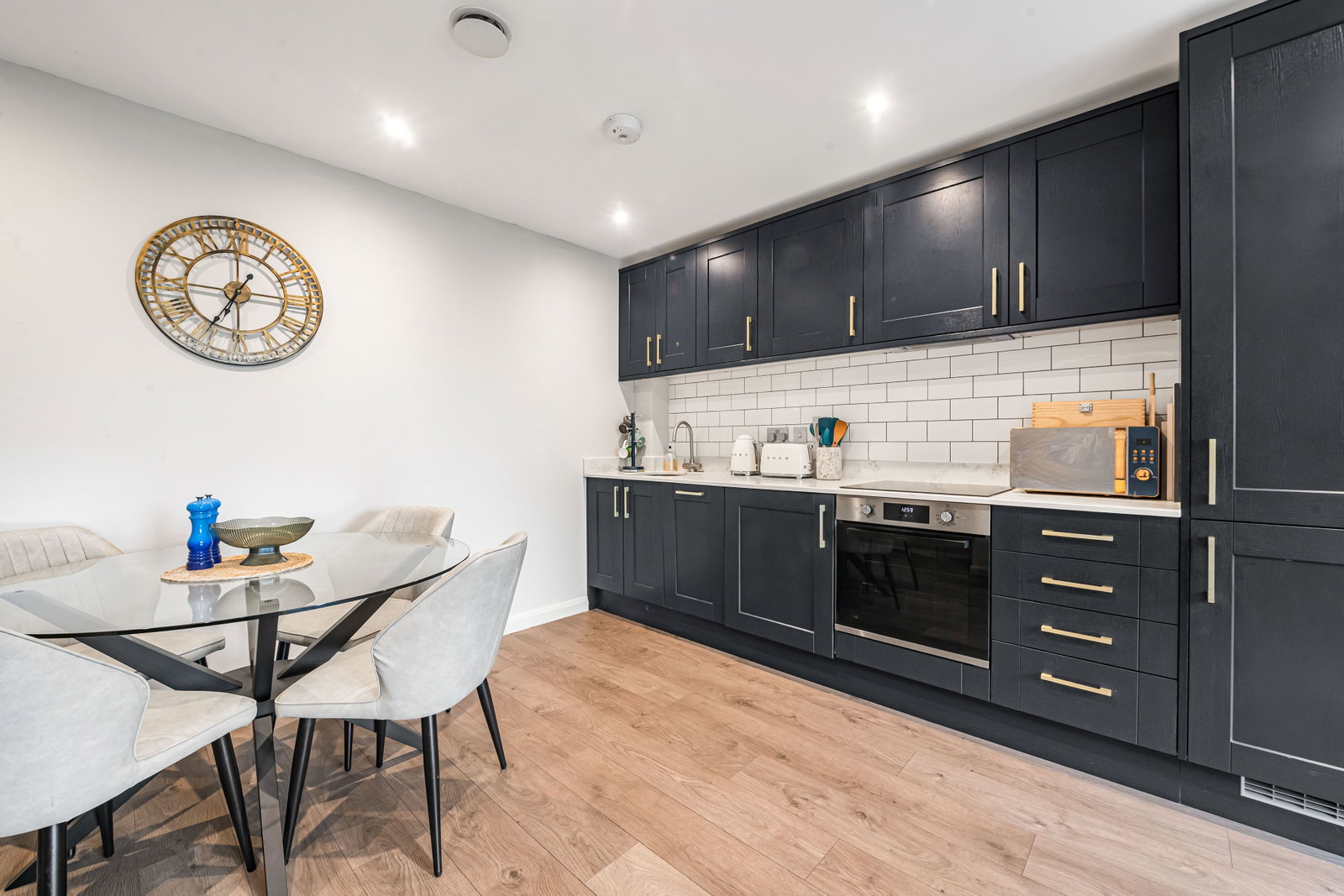 Flat for sale in Warlingham, Westhall Road, Warlingham, CR6 9HL, 754 m²