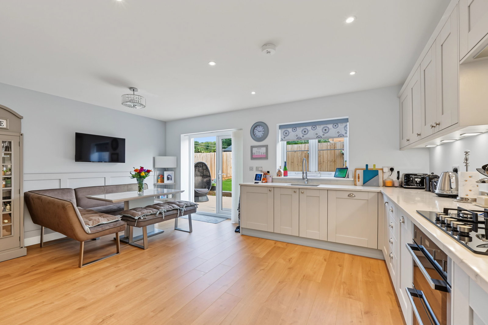 Semi Detached House for sale in Chatham, Vixen Place, Walderslade, Chatham, 1553 m²
