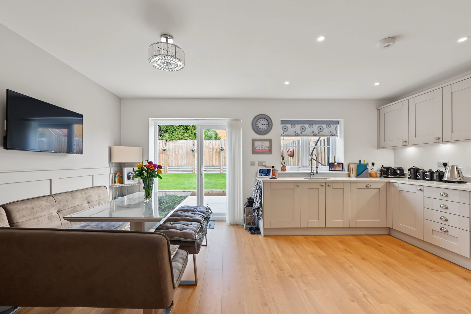 Semi Detached House for sale in Chatham, Vixen Place, Walderslade, Chatham, 1553 m²