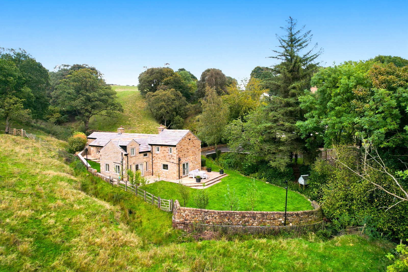 Detached House for sale in Burnley, Burnley Road, Cliviger, Burnley, BB10 4SU, 3054 m²