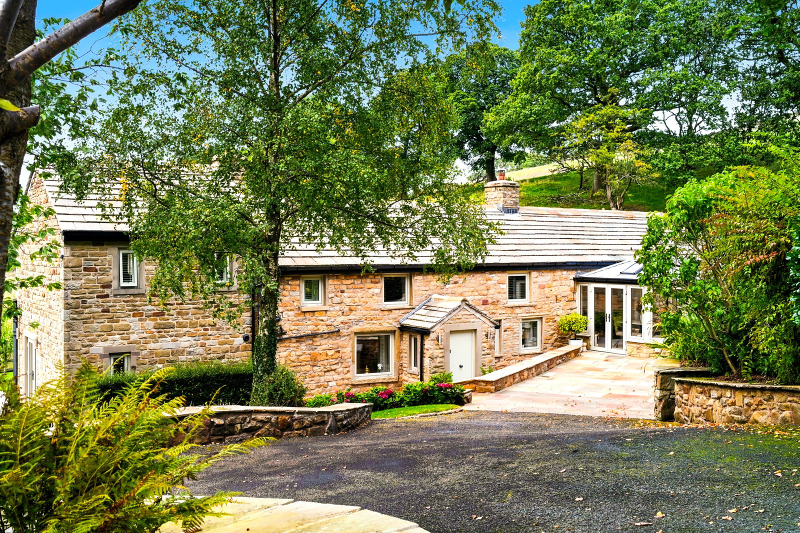 Detached House for sale in Burnley, Burnley Road, Cliviger, Burnley, BB10 4SU, 3054 m²