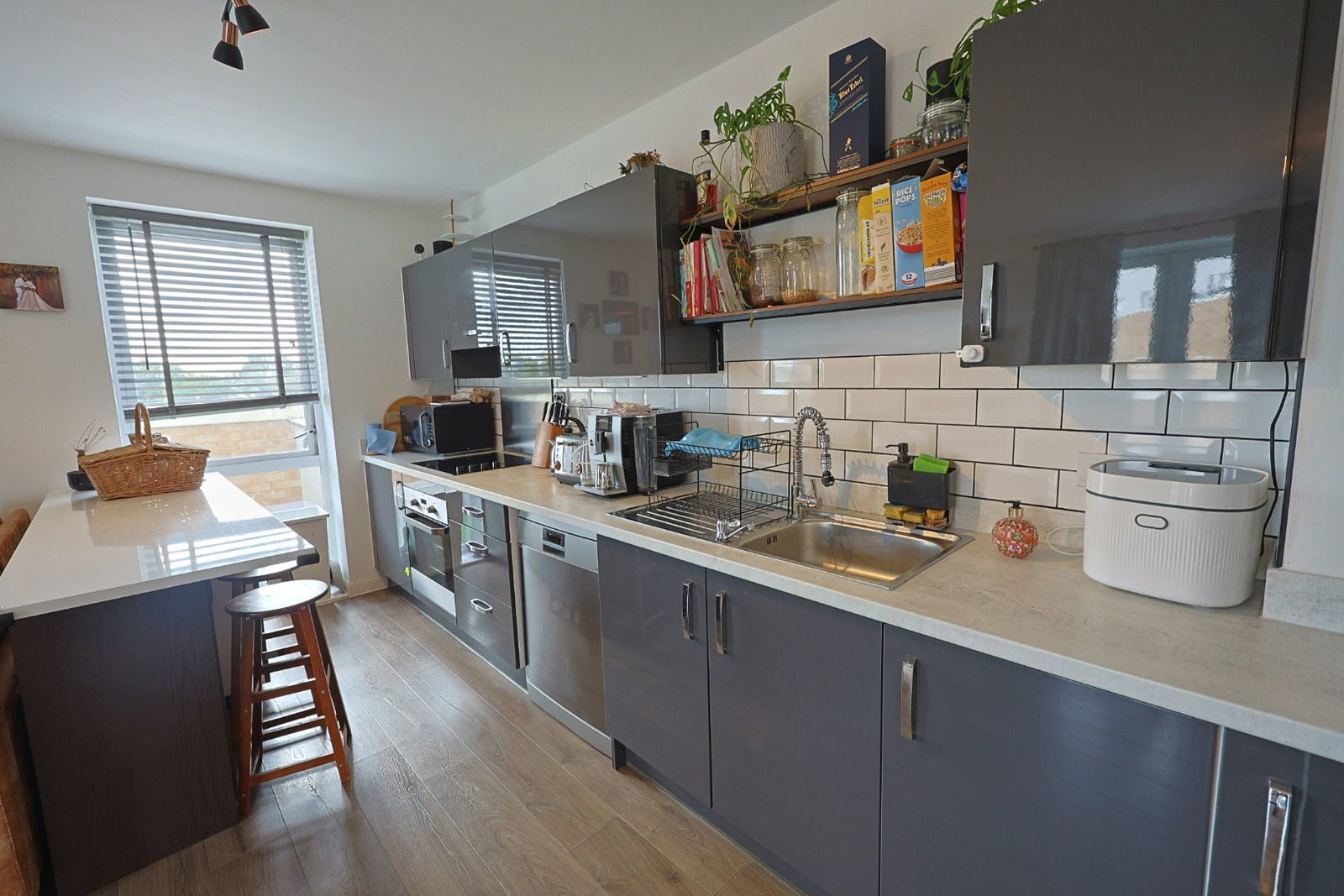 Flat for sale in London, Coxwell Boulevard, London, NW9 4AE, 755 m²