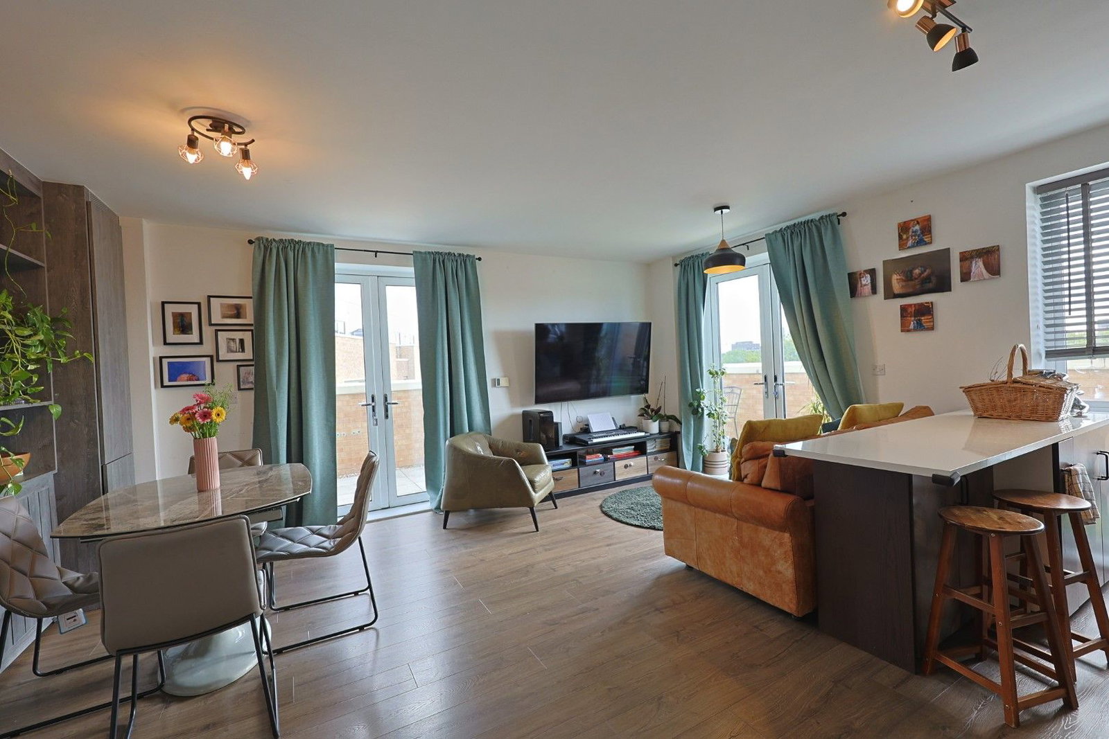 Flat for sale in London, Coxwell Boulevard, London, NW9 4AE, 755 m²