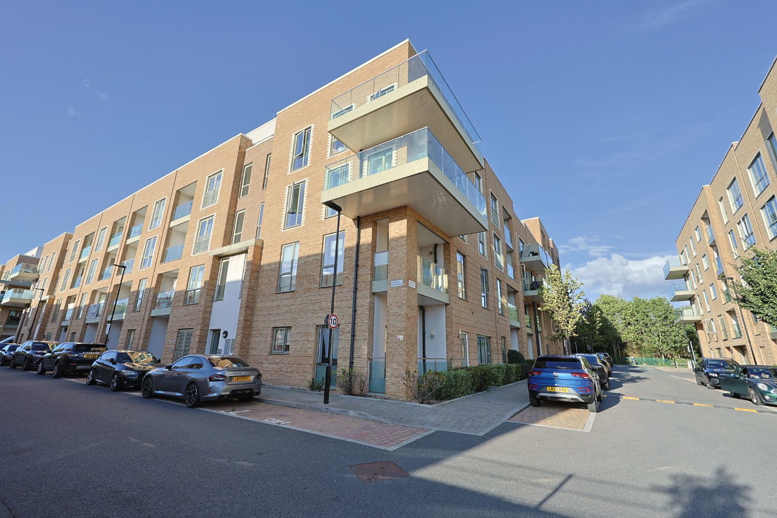 Flat for sale in London, Coxwell Boulevard, London, NW9 4AE, 755 m²