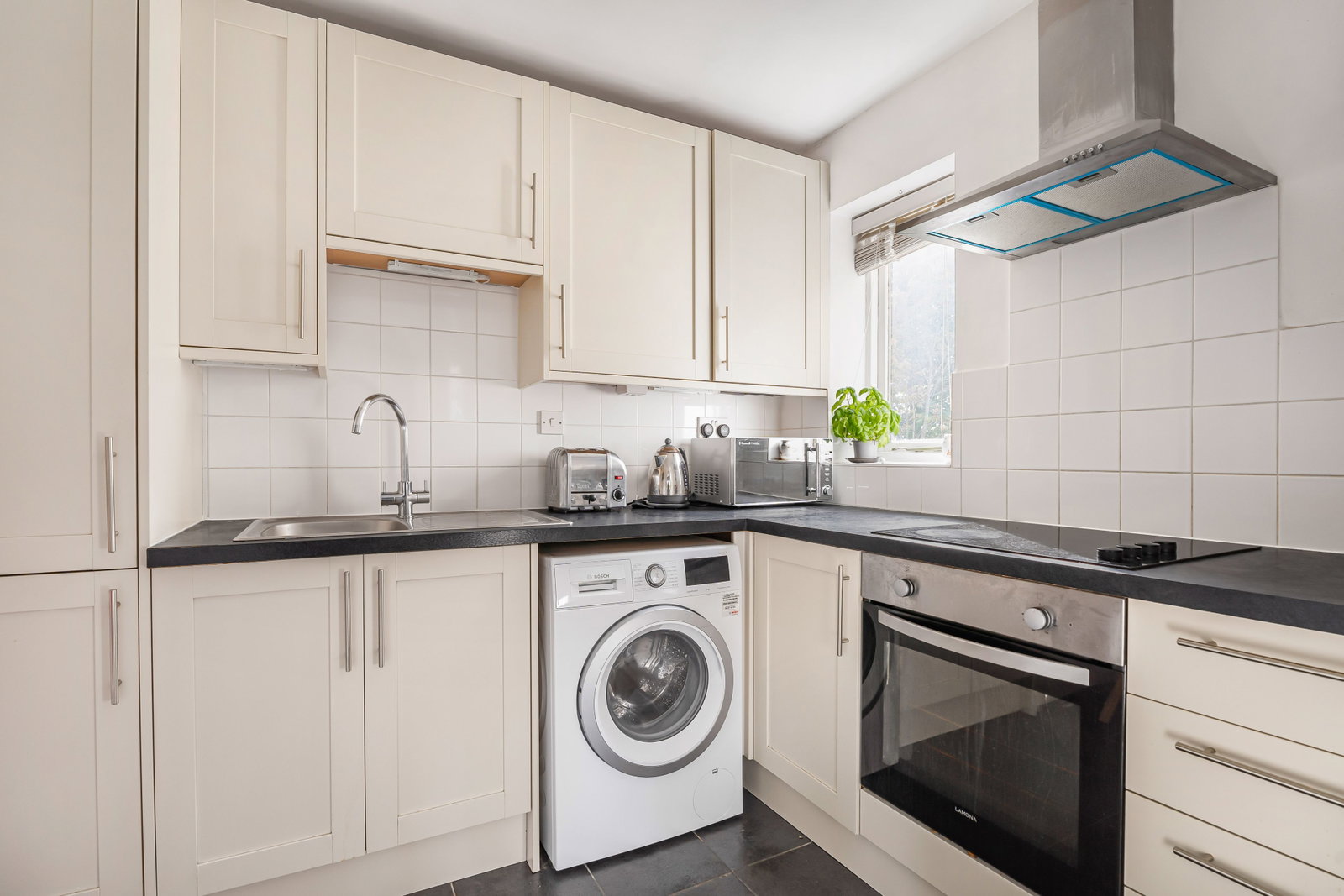 Flat for sale in London, Britton Close, London, SE6, 495 m²