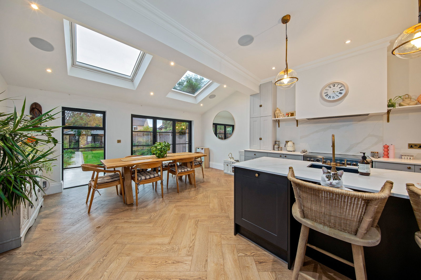 End Of Terrace House for sale in Teddington, Bushy Park Road, Teddington, 1350 m²