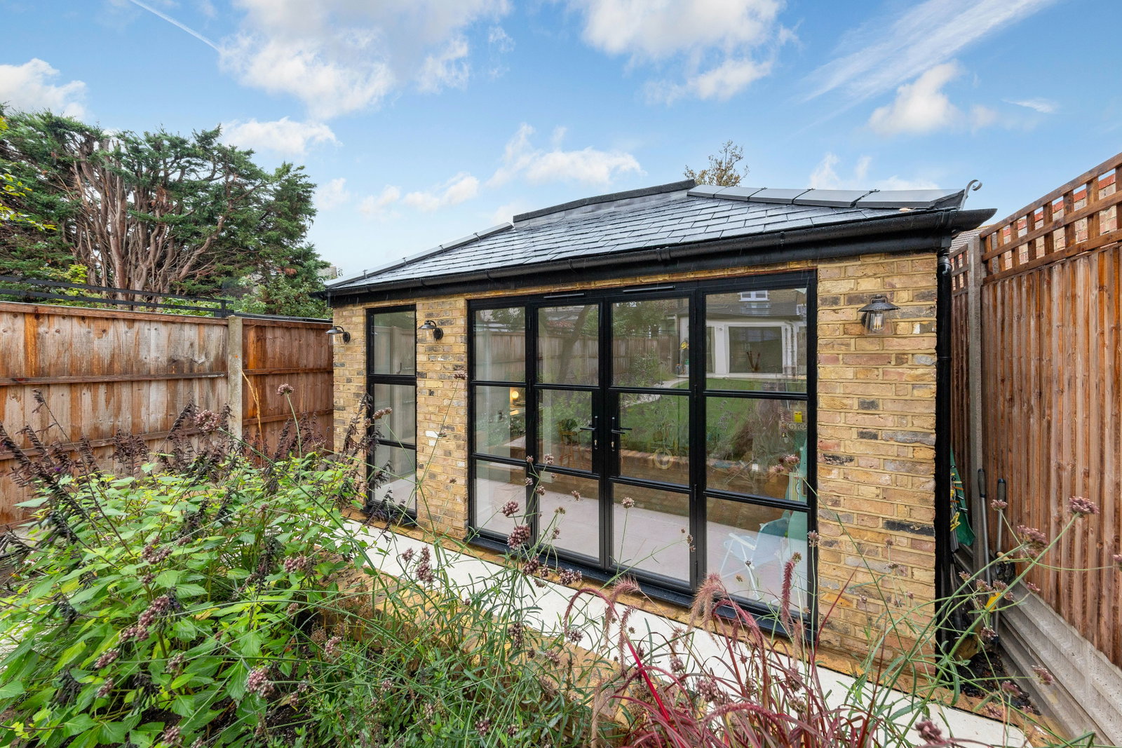 End Of Terrace House for sale in Teddington, Bushy Park Road, Teddington, 1350 m²