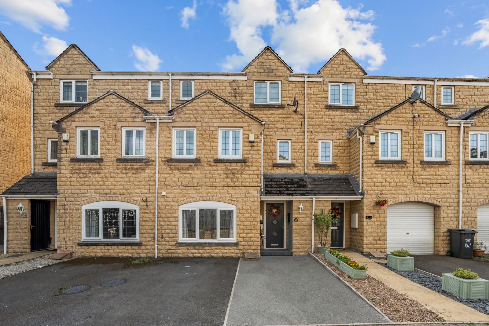Town House for sale in Halifax, Larch Close, Wheatley, HX2