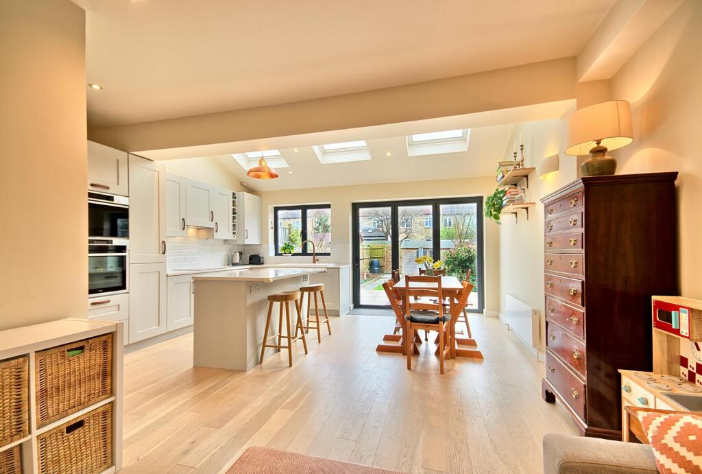 Terraced House for sale in London, Helmsdale Road, Streatham Common, SW16, 1399 m²