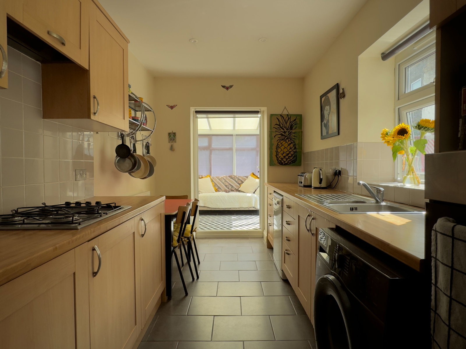 Terraced House for sale in Margate, Oxford Street, Margate, CT9 1TD, 1535 m²