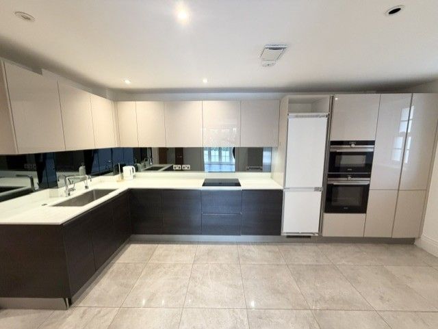 Apartment for sale in Bushey, The Whitehouse, Sparrows Herne, Bushey, WD23