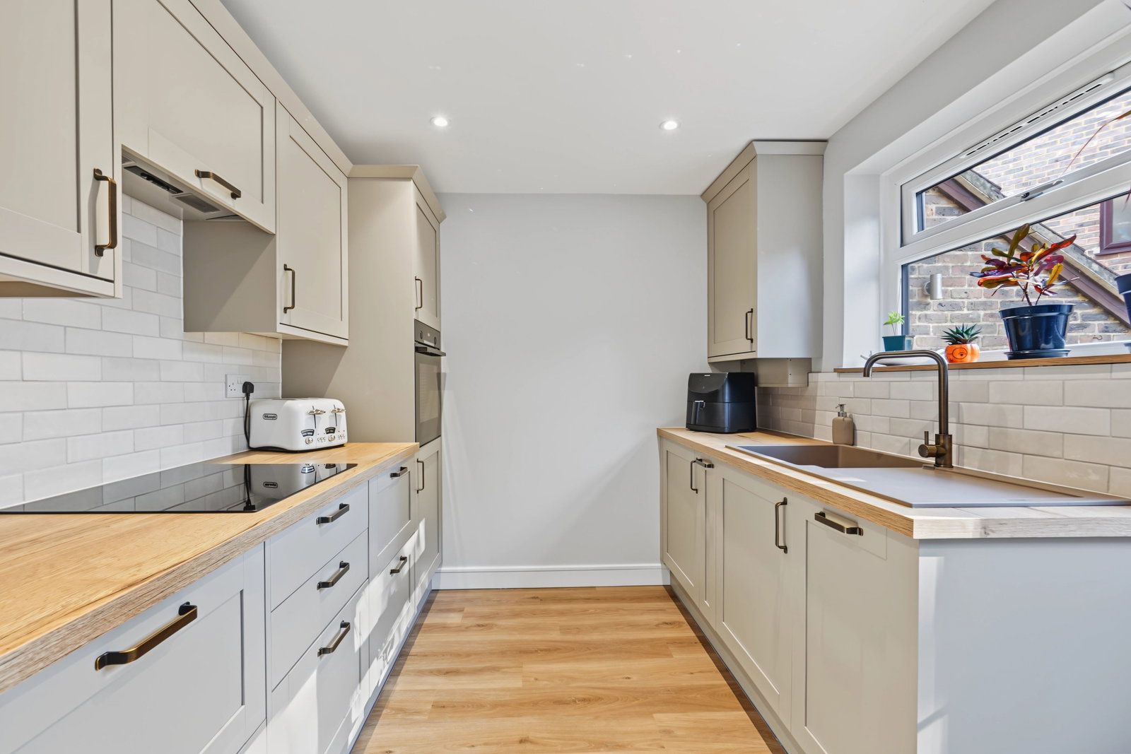 Semi Detached House for sale in Chatham, Iris Close, Walderslade Woods, Chatham, ME5 9QD, 767 m²
