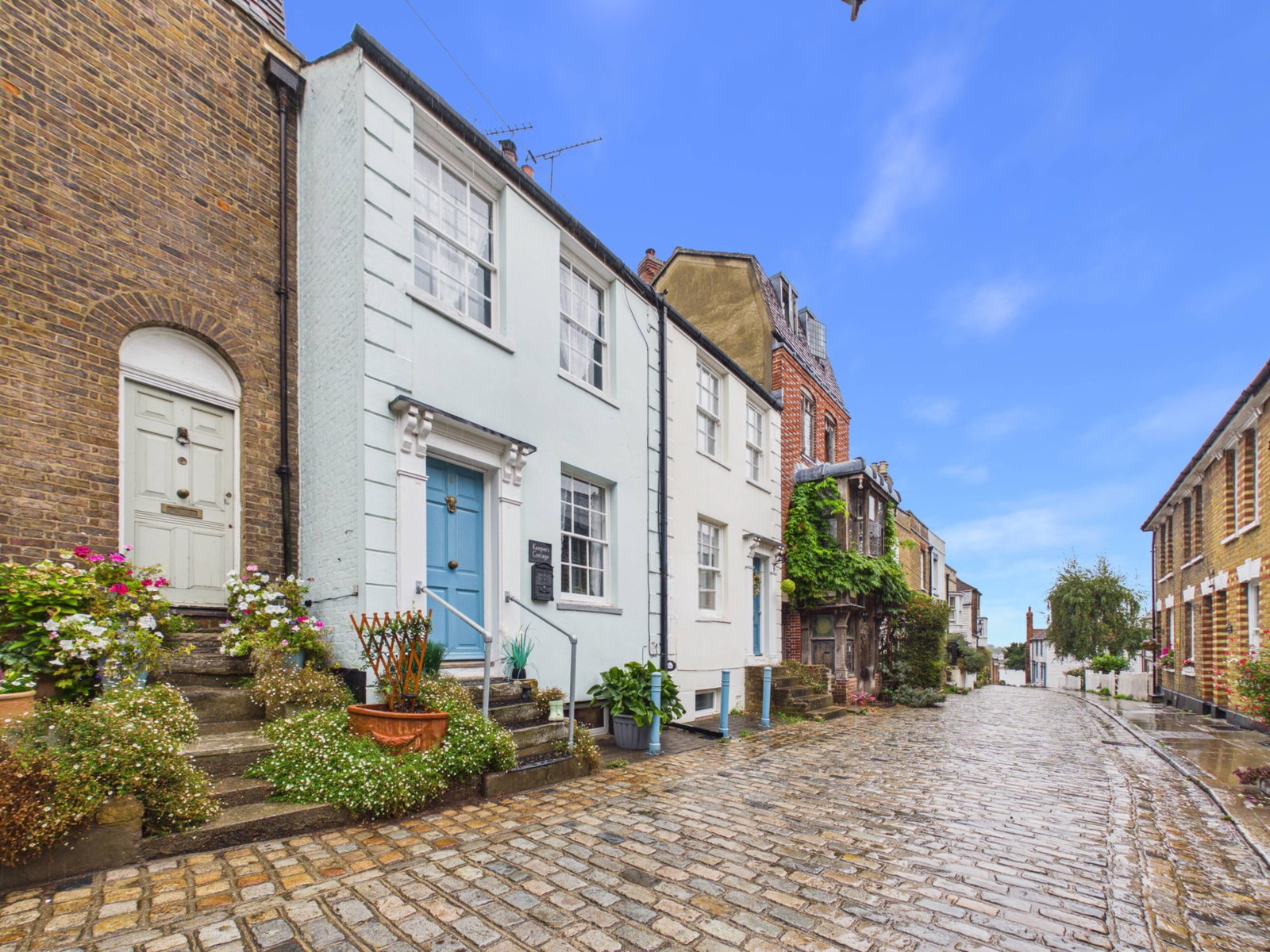 Terraced House for sale in Rochester, High Street, Upnor, Rochester, ME2 4XG, 601 m²