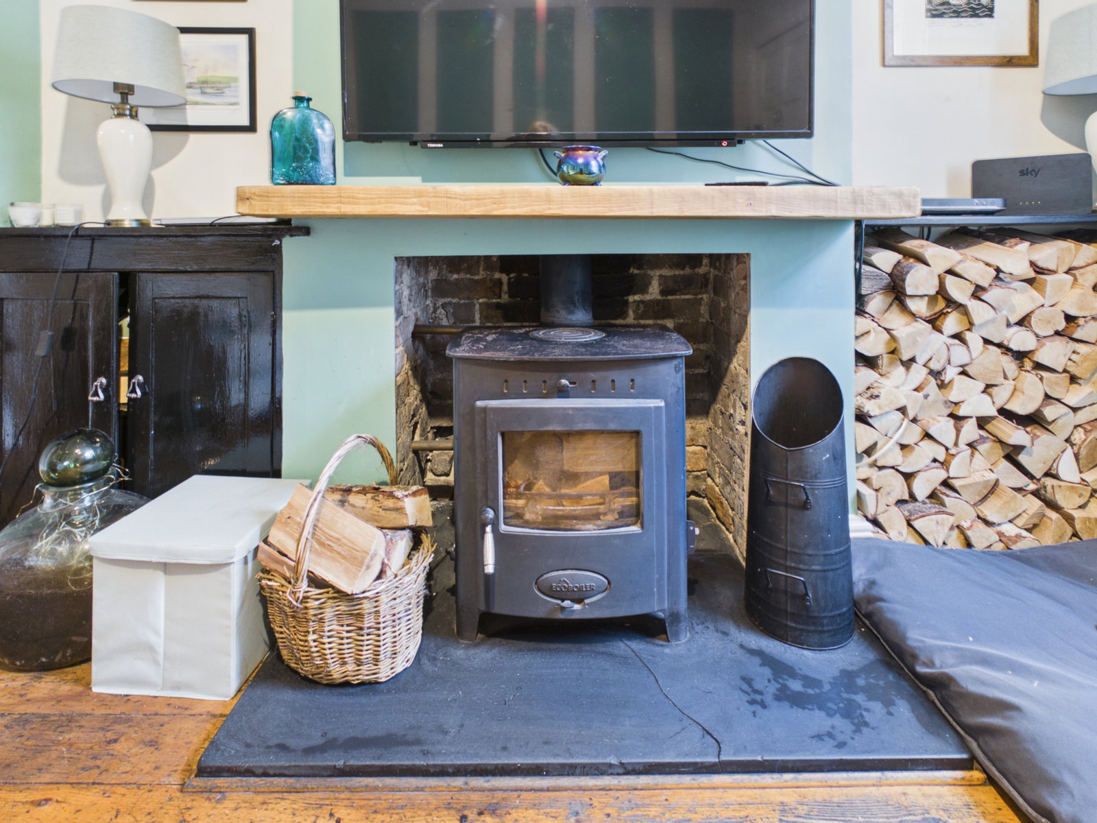 Terraced House for sale in Rochester, High Street, Upnor, Rochester, ME2 4XG, 601 m²