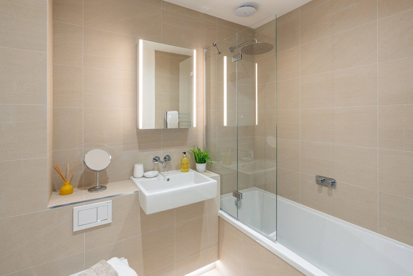 Flat for sale in Thame, Wellington Street, Thame, Oxfordshire, OX9 3WT, 737 m²