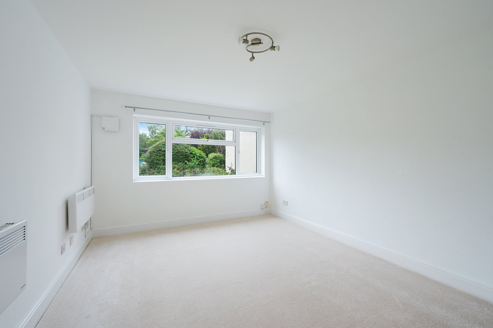 Flat for sale in Tadworth, Tadworth Street, Tadworth, KT20 5RD, 408 m²