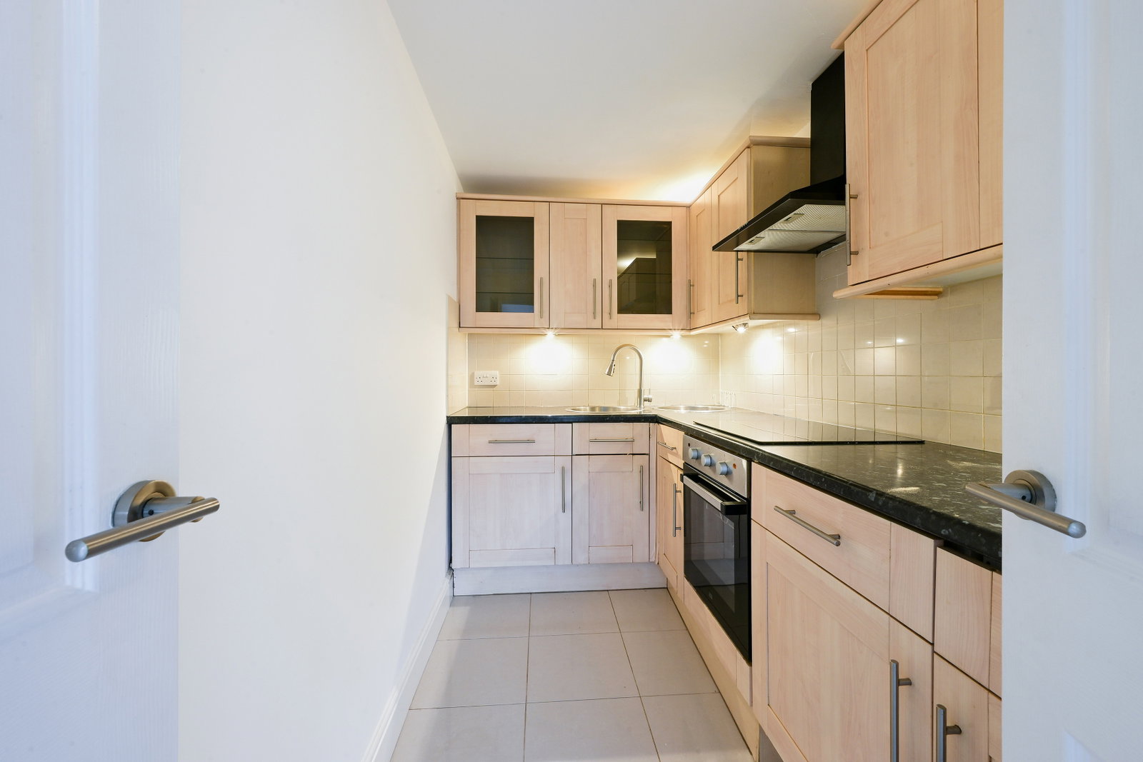 Flat for sale in Tadworth, Tadworth Street, Tadworth, KT20 5RD, 408 m²
