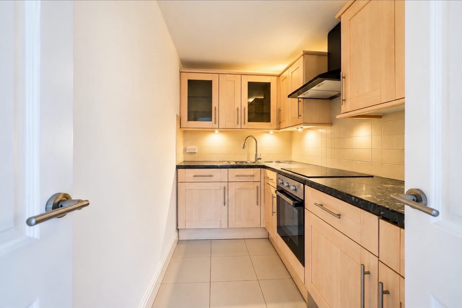 Flat for sale in Tadworth, Tadworth Street, Tadworth, KT20 5RD, 408 m²