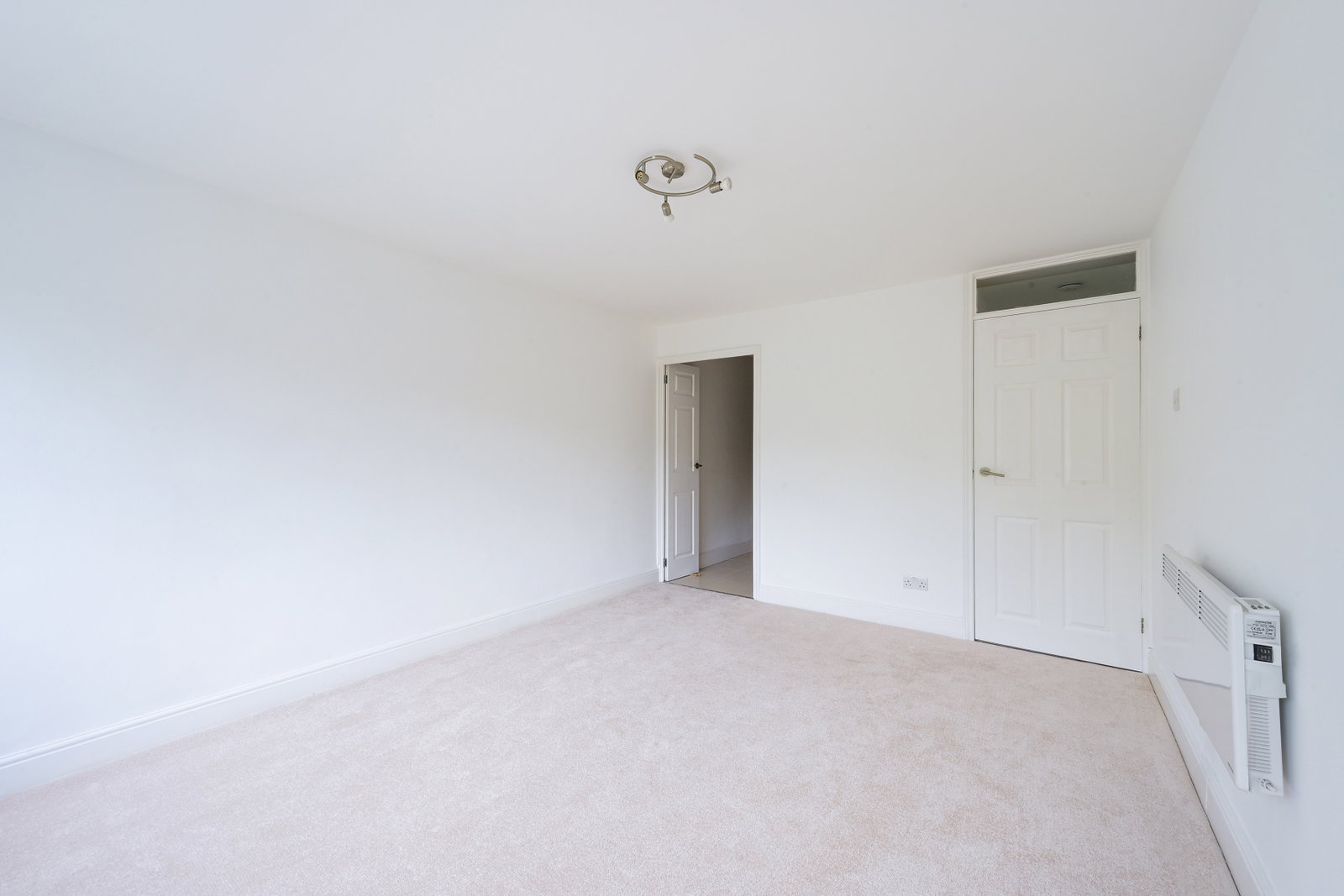 Flat for sale in Tadworth, Tadworth Street, Tadworth, KT20 5RD, 408 m²