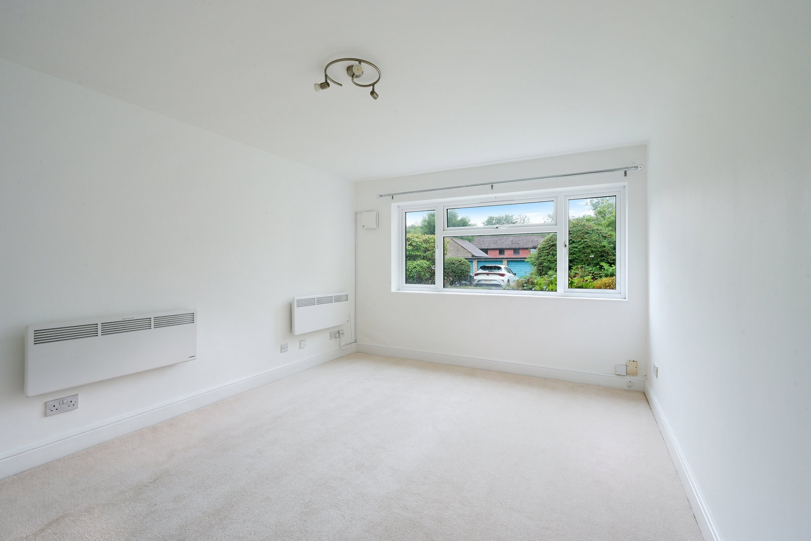 Flat for sale in Tadworth, Tadworth Street, Tadworth, KT20 5RD, 408 m²